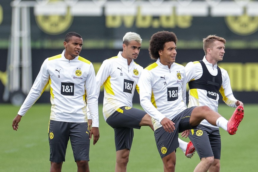 26.08.2021, Fussball, Saison 2021/2022, Training Borussia Dortmund, v. l. Manuel Akanji (Borussia Dortmund), Reinier Jesus (Borussia Dortmund), Axel Witsel (Borussia Dortmund), Marco Reus (Borussia Do ...