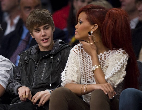 Im Jahr 2010 war der Bieber schon ein absoluter Superstar, immer wieder zeigte er sich mit Berühmtheiten, häufig bei Spielen der Los Angeles Lakers. Hier mit Rihanna.