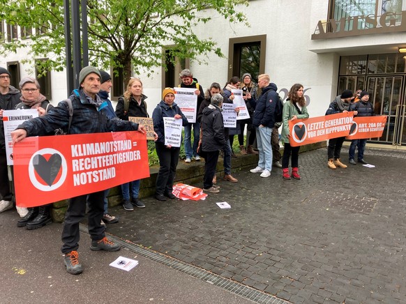 17.04.2023, Baden-Württemberg, Heilbronn: Unterstützer der Angeklagten demonstrieren vor dem Gericht. Vier Aktivisten der Vereinigung Letzte Generation müssen sich seit Montag wegen einer Blockadeakti ...