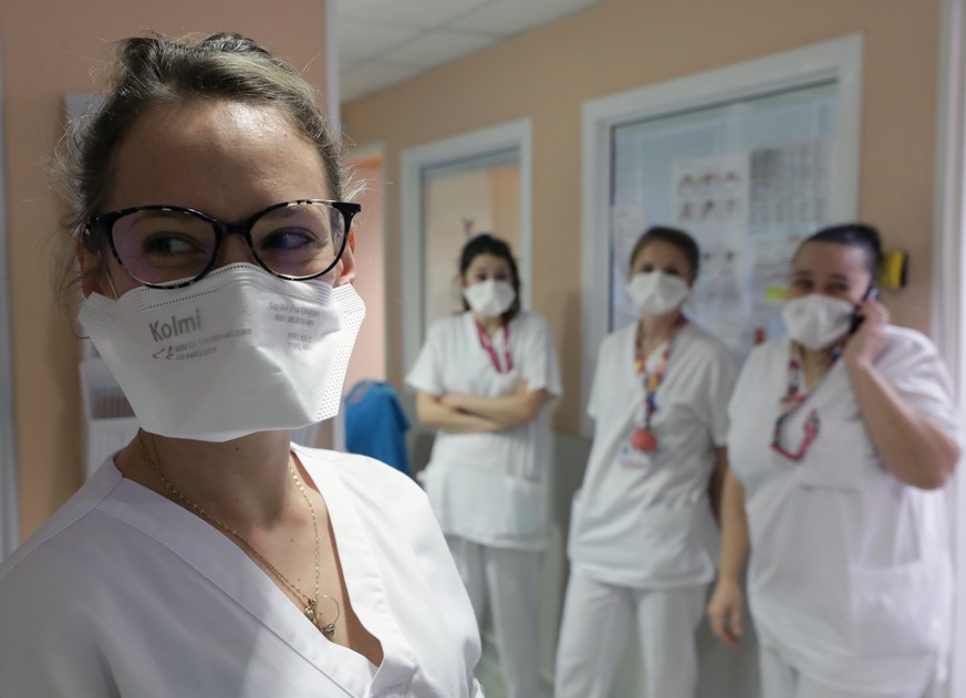 FFP2-Masken bieten im Gegensatz zu selbstgenähten Atemschutzmasken tatsächlich Schutz vor der Ansteckung mit dem Coronavirus. Trotzdem rät ein Sanitäter davon ab, sie im Alltag zu tragen.