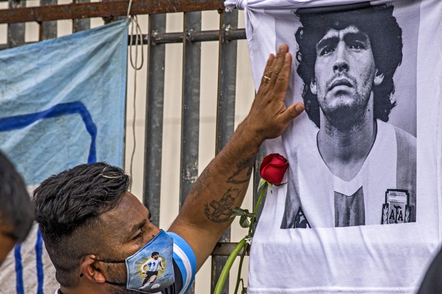 Ein Fan mit Maradona-Maske trauert in Buenos Aires um das argentinische Fußballidol.