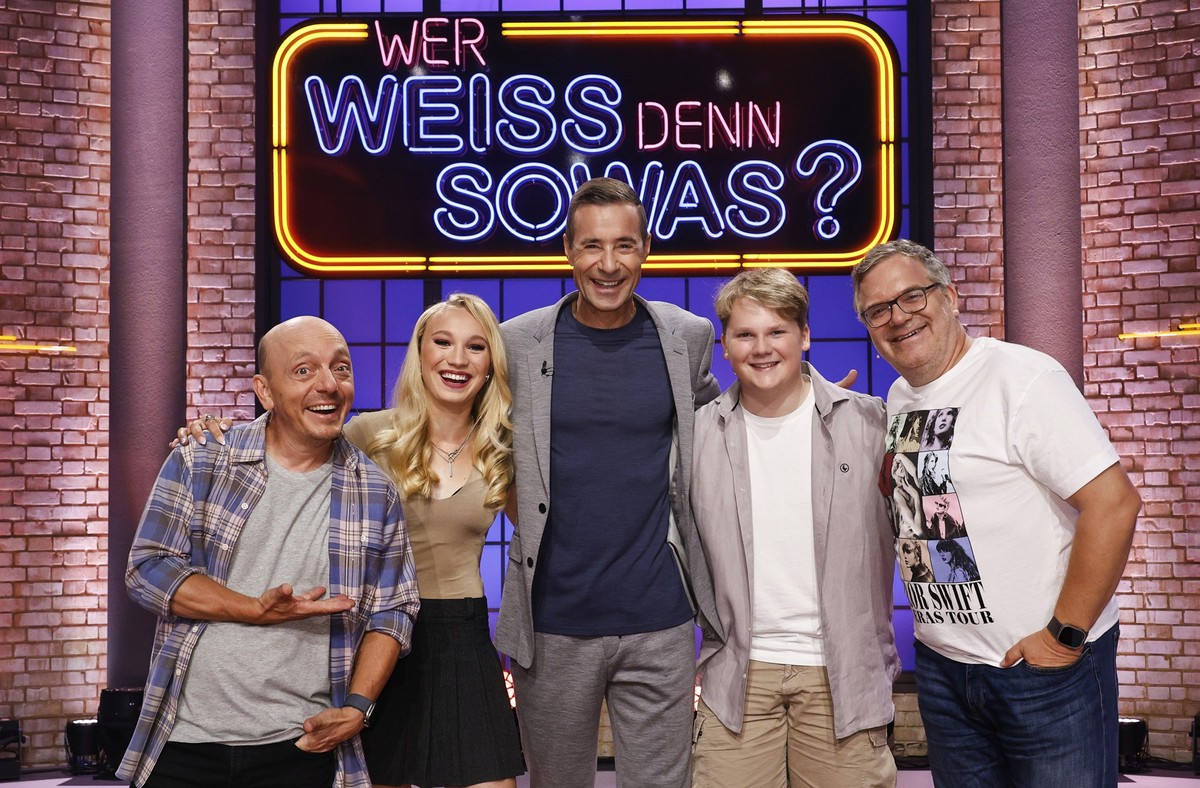 ARD WER WEISS DENN SOWAS? FOLGE 1189, &quot;Helena Zengel und Julius Weckauf&quot;, am Dienstag (05.11.24) um 18:00 Uhr im ERSTEN.
Moderator Kai Pflaume (M.) und seine Rateteam-Kapitäne Bernhard Hoëck ...