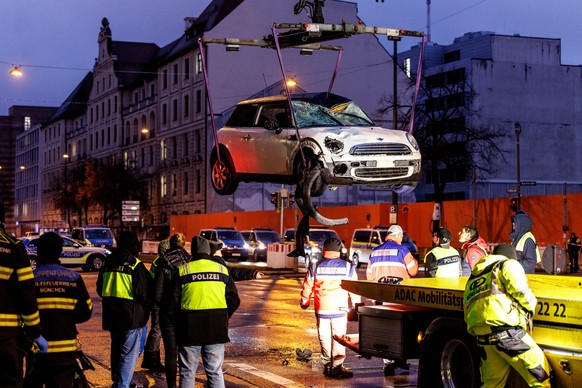 13.02.2025, Bayern, München: Ein Auto wird am Einsatzort auf einen Abschleppwagen gehoben. In der Münchner Innenstadt ist ein Fahrzeug in eine Menschengruppe gefahren. Foto: Matthias Balk/dpa +++ dpa- ...