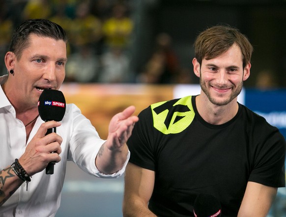 Stefan Kretzschmar (Links) zusammen mit Uwe Gensheimer (Rechts) im Sky Sport Interview beim Bundesligaspiel am 01.10.2017 zwichen den Rhein-Neckar Löwen gegen THW Kiel in der SAP Arena Mannheim