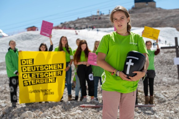 Greenpeace Jugend auf dem Schneeferner-Gletscher auf der Zugspitze. Grainau Bayern Deutschland *** Greenpeace Youth on the Schneeferner Glacier on the Zugspitze Grainau Bavaria Germany Copyright: argu ...