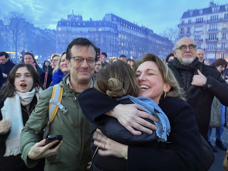 04.03.2024, Frankreich, Paris: Abtreibungsbefürworter umarmen sich nach der Verabschiedung eines Gesetzentwurfs, der das Recht auf Abtreibung in der französischen Verfassung verankern soll. Das Recht  ...