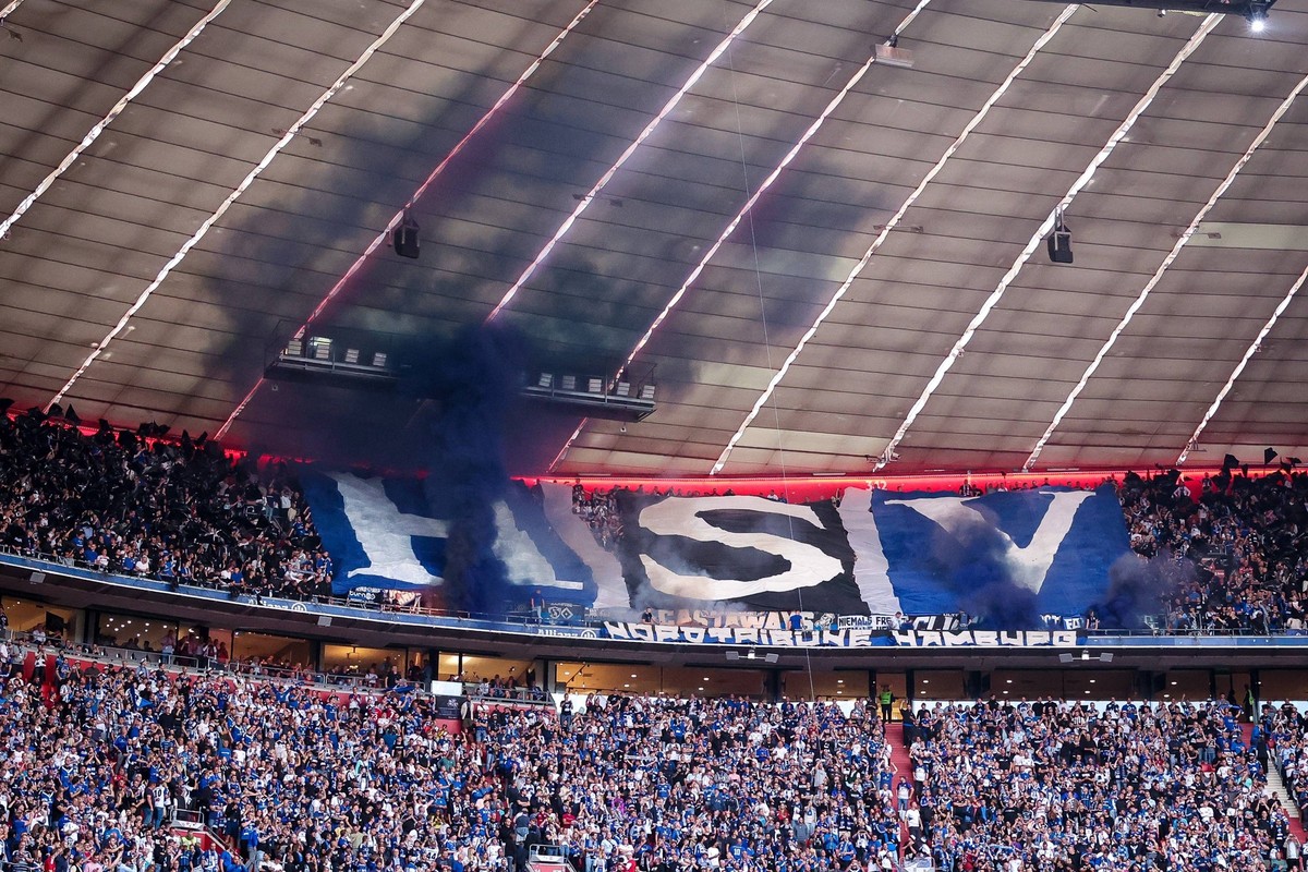 Choreo / Choreografie / Choreography der Hamburger Fans, FC Bayern Muenchen vs. Hamburger SV, DFL, Bundesliga, Saison 2025/2026, Allianz Arena, Hinrunde, 3. Spieltag, 13.09.2025 DFB regulations prohib ...