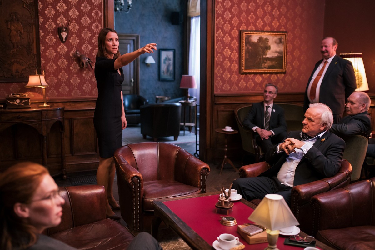 Drei Innenminister von links: Christoph Zrenner, Lena Dörrie, Jan Böhmermann blicken inspizierend und verwundert zu Boden.