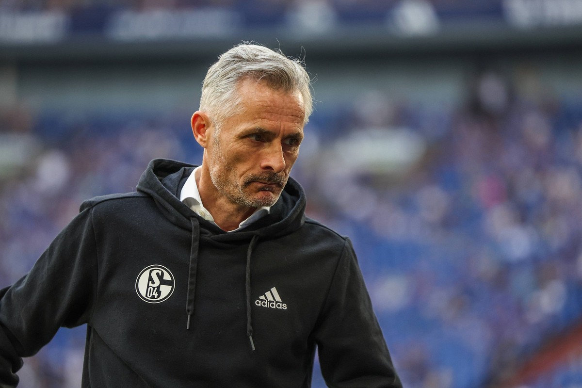 02.05.2025, Fussball, Saison 2024/2025, 2. Bundesliga, 32. Spieltag, FC Schalke 04 - SC Paderborn 07, Cheftrainer Kees van Wonderen FC Schalke 04 Gelsenkirchen Veltins Arena NRW Deutschland xRHR-FOTO/ ...