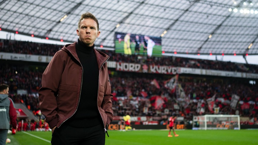 ARCHIV - 19.03.2023, Nordrhein-Westfalen, Leverkusen: Fußball: Bundesliga, Bayer Leverkusen - Bayern München, 25. Spieltag, BayArena. Bayers Trainer Julian Nagelsmann blickt vor der Partie in die Rund ...