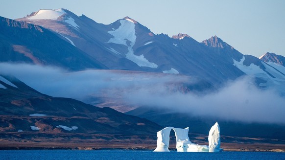 12.09.2023, Grönland, Scoresby Sund: Ein Eisberg treibt im Scoresby Sund. Foto: Chris Szagola/AP/dpa +++ dpa-Bildfunk +++