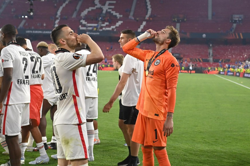 Kevin Trapp (r.) und Filip Kostic nach dem Europapokalfinale in Sevilla.