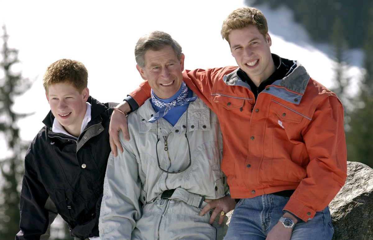 KLOSTERS, SWITZERLAND - MARCH 29: Prince Charles Smiling With His Teenage Sons Prince William And Prince Harry At The Start Of Their Annual Skiing Holidays. Prince William Is Showing Affection By Putt ...