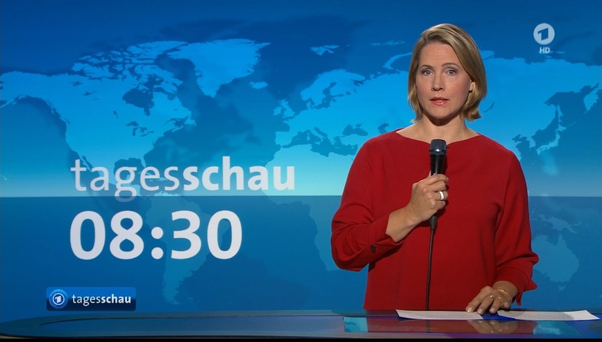 SCREENSHOT - 08.05.2023, ---: Nachrichtensprecherin Judith Rakers in der 8.00-Uhr-Ausgabe der ARD-Nachrichtensendung «Tagesschau». Weil ihr Ansteckmikrofon keinen Ton mehr übertrug, ist Judith Rakers  ...