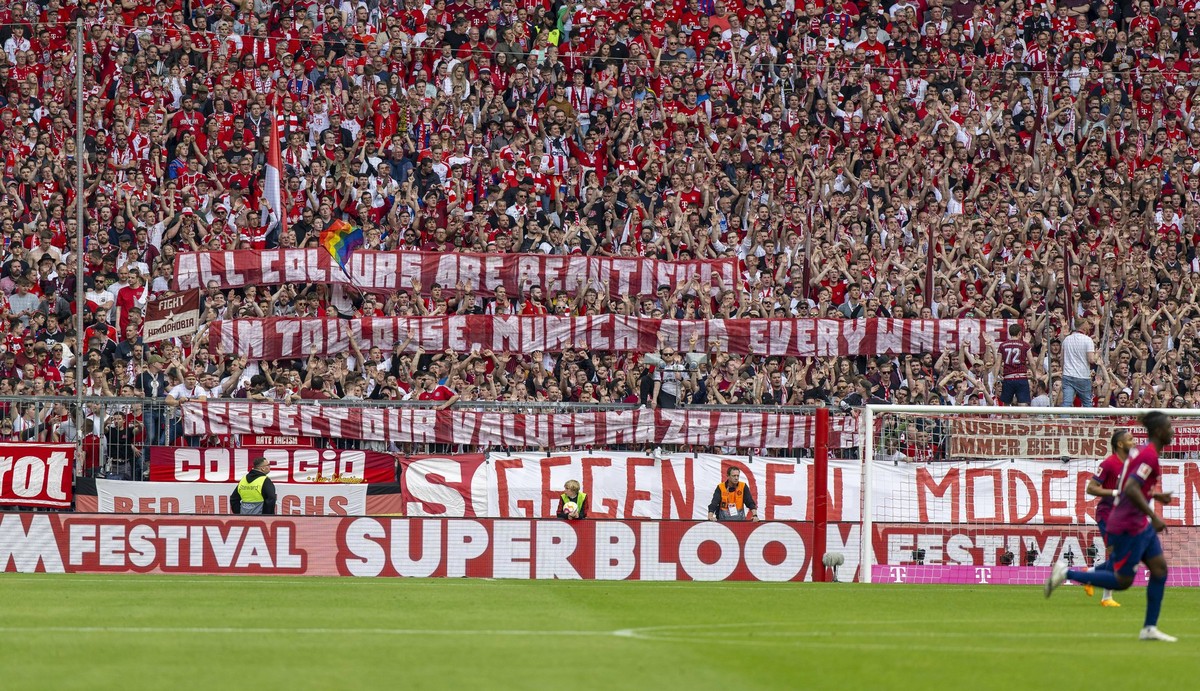 20.05.2023, Fussball 1. Bundesliga 2022/2023, 33.Spieltag, FC Bayern München - RB Leipzig, in der Allianz-Arena München. Protest, der Bayern Fans mit diesem Plakat gegen gegen ihren Spieler Noussair M ...