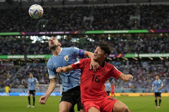 Uruguay&#039;s Diego Godin, left, and South Korea&#039;s Hwang Ui-jo battle for the ball during the World Cup group H soccer match between Uruguay and South Korea, at the Education City Stadium in Al  ...