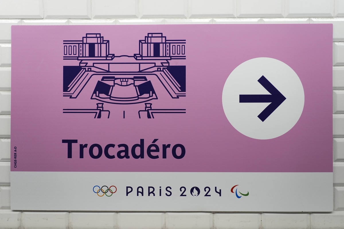 Olympics: Paris City Views Jul 13, 2024 Paris, France A general view of directional guidance to the Trocadero in a metro station ahead of the 2024 Paris Olympics. Paris France, EDITORIAL USE ONLY PUBL ...