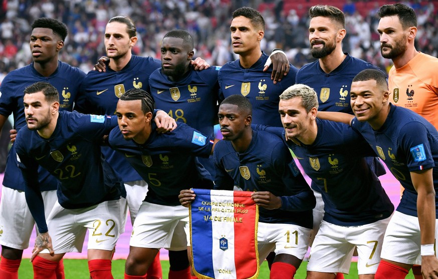 Fussball, Weltmeisterschaft, 2022, Herren, Qatar, 4. Viertelfinale, Al Bayt Stadium, England - Frankreich 1:2 Mannschaftsfoto Frankreich, o.v.li.: Aurelien Tchouameni FRA, Adrien Rabiot FRA, Dayot Upa ...