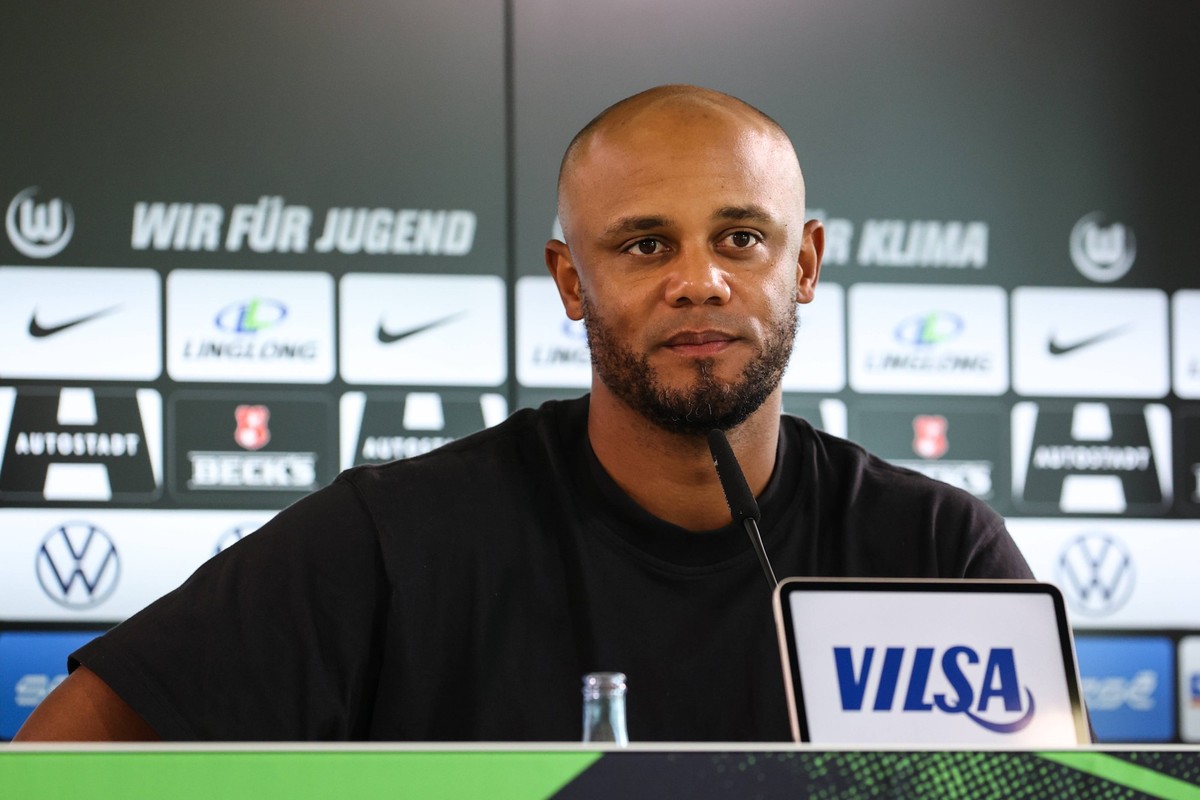 Trainer Vincent Kompany FC Bayern München - 1 Fussball Bundesliga Saison 2024-2025 Punktspiel VfL Wolfsburg vs. FC Bayern München in der Volkswagen Arena in Wolfsburg - Fussball,Deutschland,Mann,Männe ...
