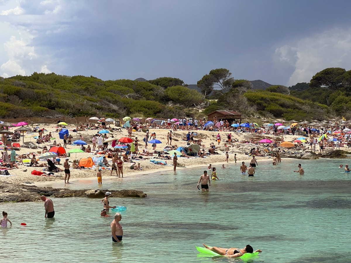 23.06.2023, Beliebtes Reiseziel der Deutschen, Mallorca. Großer Andrang von Urlaubern am Strand in Cala Ratjada, 23.06.2023, Urlaubsreisen Mallorca 23.06.2023, Urlaubsreisen Mallorca *** 23 06 2023, P ...