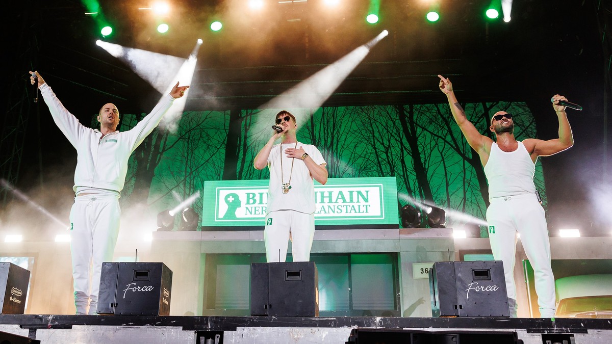 ABD0195_20230819 - ST. PÖLTEN - ÖSTERREICH: Rapper Nico Seyfrid, Rapper Tarek Ebéné und Rapper Maxim Drüner der Band "K.I.Z" während eines Konzertes auf der "Space Stage" im Rahmen ...