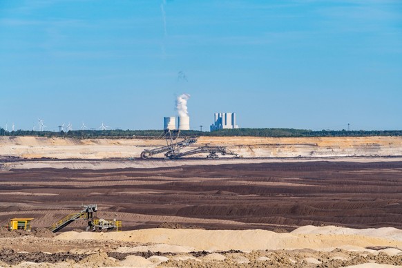 Abraumhalden im Braunkohle-Tagebau Welzow-Süd, hinten das Kraftwerk Schwarze Pumpe, Niederlausitz, Spree-Neiße, Brandenburg, Deutschland, Europa *** Slag heaps at Lignite Opencast mining Welzow South, ...