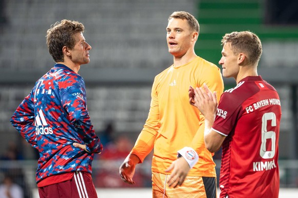 Thomas Müller (l.) und Bayern-Kapitän Manuel Neuer (Mitte) wollten sich nicht kritisch zu Kimmich (r.) äußern.