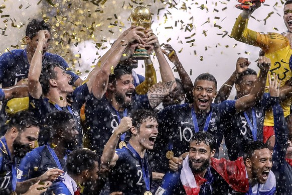 GIROUD Olivier Team FRA bei der Siegeehrung mit Pokal rechts MBAPPE Kylian FIFA Fussball World Cup 2018 in Russland Finale Frankreich-Kroatien 4 : 2 am 15. Juli 2018 im Luzhniki Stadion in Moskau ***  ...