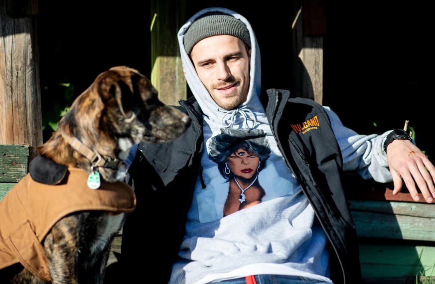 Fynn Kliemann, deutscher Musiker und YouTuber, sitzt mit seinem Hund Giuseppe auf seinem Hof „Kliemannsland“ im Ortsteil Rüspel. Der Musiker aus Niedersachsen erhält den MTV Europe Music Award in der  ...