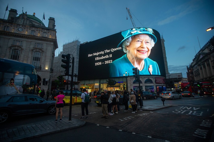 Konterfei der Queen am Tag ihres Todes auf einer Leinwand am Piccadilly Circus