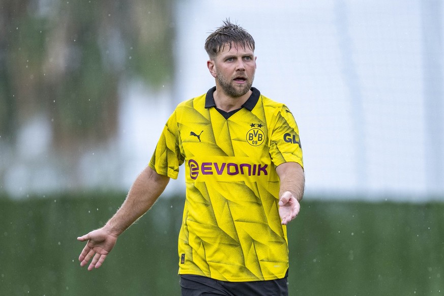 09.01.2024, Spanien, Marbella: Fußball: Testspiele, Borussia Dortmund - Standard Lüttich: Dortmunds Niclas Füllkrug beschwert sich. Foto: David Inderlied/dpa +++ dpa-Bildfunk +++