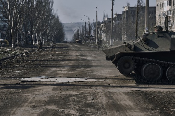 09.04.2023, Ukraine, Bachmut: Ukrainische Soldaten laufen über eine Straße in Bachmut. Die ukrainischen Streitkräfte haben nach Angaben des Generalstabs in Kiew seit Ostersonntag rund 60 russische Ang ...
