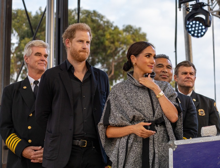 22.09.2023, USA, Santa Barbara: Prinz Harry (M, l), Herzog von Sussex, und seine Frau Meghan (M, r), Herzogin von Sussex, während des One805LIVE! Music Festivals auf dem Anwesen von US-Schauspieler Co ...