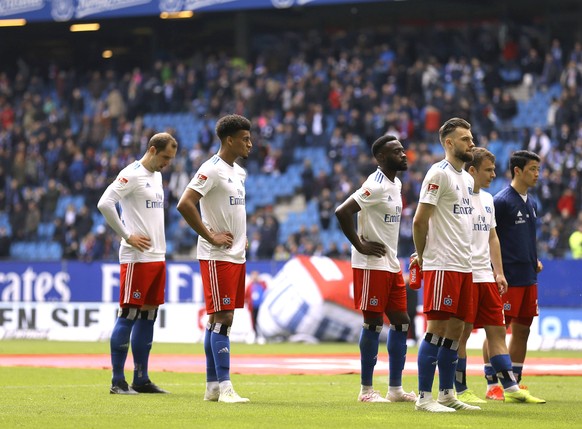 HSV Spieler werden nach der 3:0 Niederlage gegen Ingolstadt von den Fans ausgepfiffen.