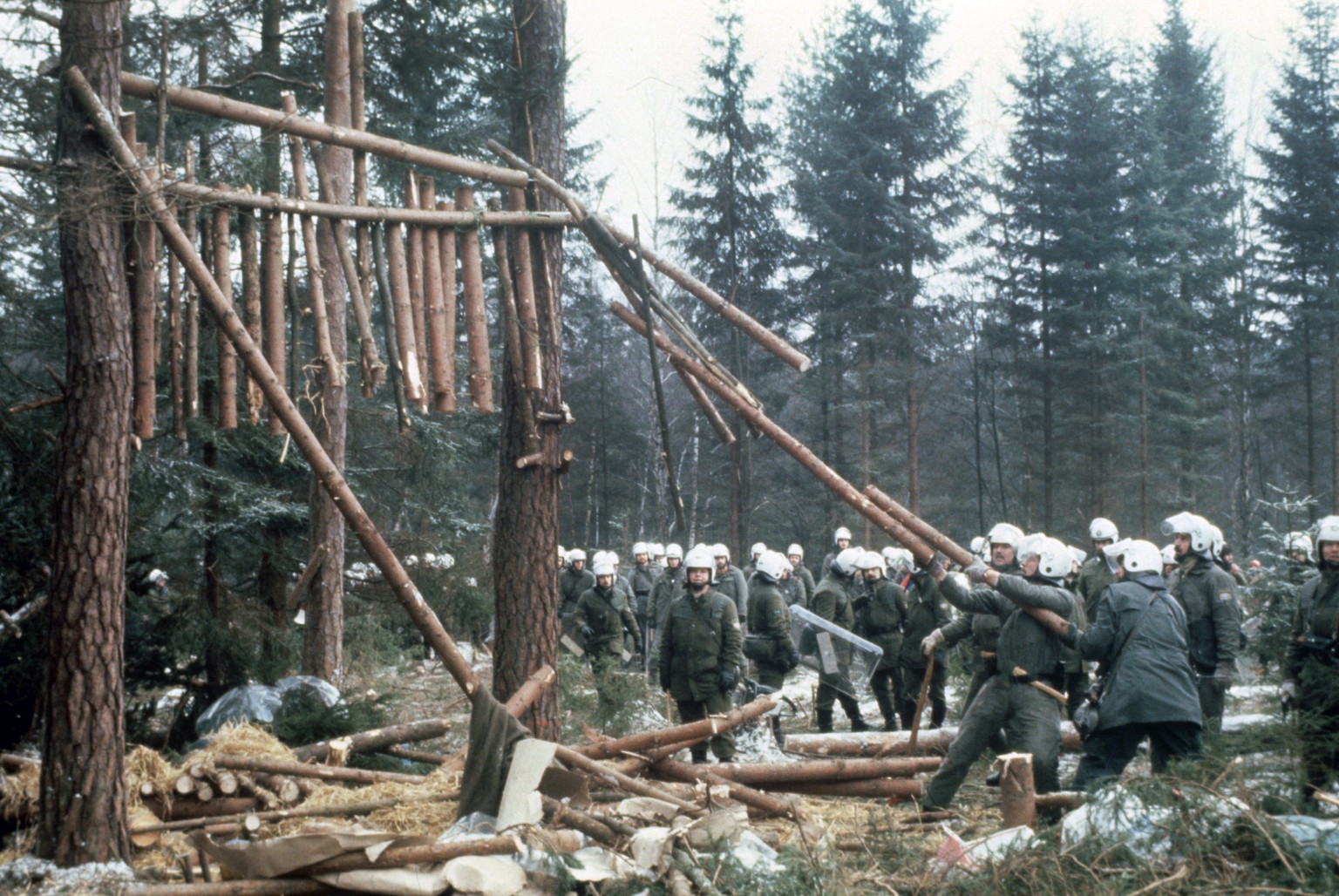 Das Hüttendorf "Wackerland" wird im Januar 1986 von der Polizei geräumt.&nbsp;