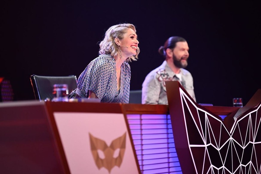 Das "Masked Singer"-Kernteam: Ruth Moschner und Rea Garvey tappten auch in Folge vier (teils) im Dunkeln.