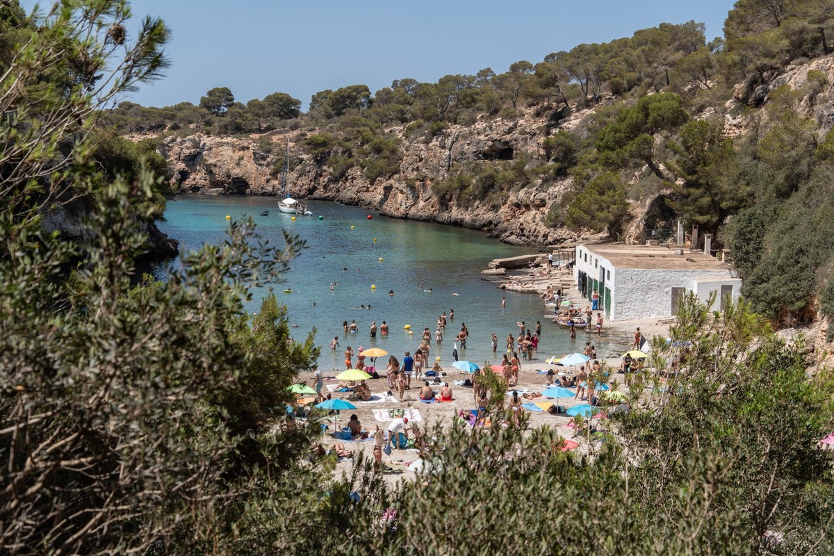 Eindrücke aus der Bucht Torrent de Cala Pi auf der Insel Mallorca zur Hauptsaison im Sommer 2024Mittelmeerinsel Mallorca während der Hauptsaison im Juli 2024, Gemeinde Llucmajor Mallorca Spanien Torre ...