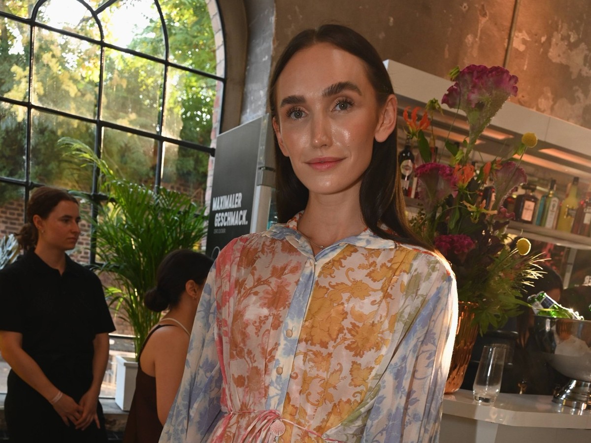 Schauspielerin Anna Adamyan Anna Wilken bei der Vorstellung der ersten Jana Ina Zarrella Brillenkollektion f