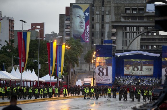 Venezuela&#039;s Bolivarian National guards officers occupy the Bolivar Avenue where the government said that a drone armed with explosives detonated near Venezuelan President Nicolas Maduro in Caraca ...