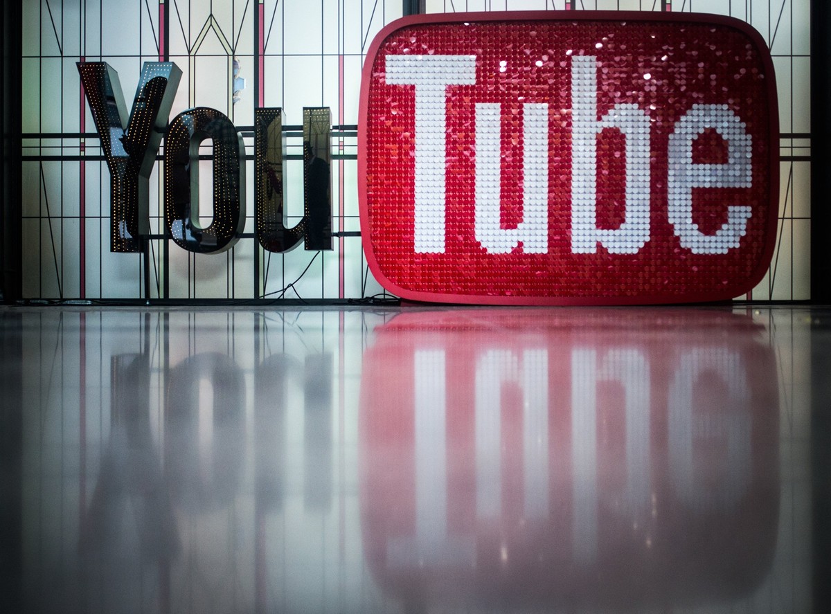 ARCHIV - 07.12.2017, Berlin: Das Logo des Videoportals Youtube im Youtube Space Berlin. Die Google-Videoplattform wurde vor 20 Jahren gegr