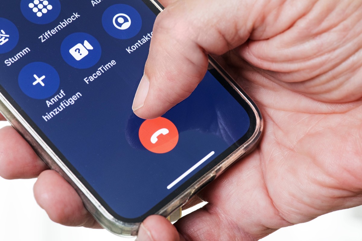 Roter Auflege-Button beim Apple iPhone soll angeblich verlegt werden, Nutzer telefoniert mit dem Smartphone, München, August 2023 Deutschland, München, August 2023, telefonieren mit dem iPhone, mit de ...
