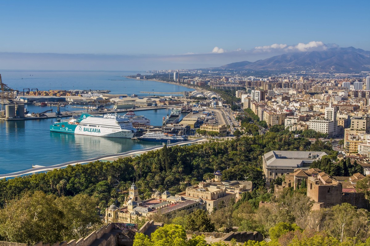 Views of the harbour from the Alcazaba and Castle of Gibralfaro on Mount Malaga above the old town, Malaga, Costa del Sol, Andalusia, Spain, Europe Copyright: MichaelxDeFreitas 796-2703 RECORD DATE NO ...