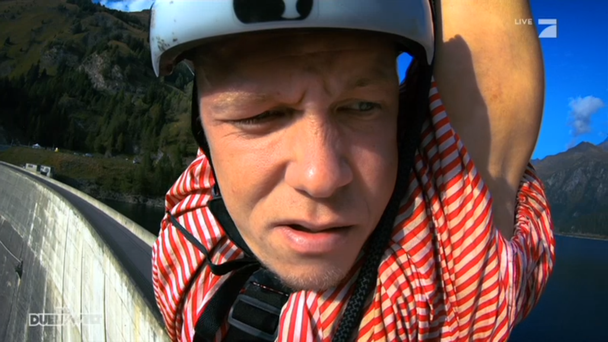 Ex-Turner Florian Hambüchen turnt am Kran über der Stausee-Mauer.