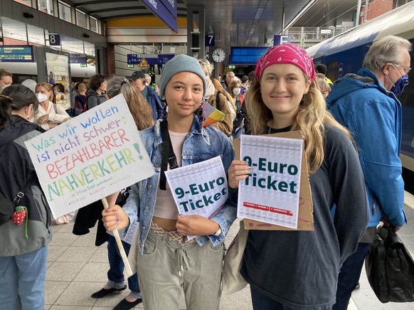 Aaliyah und Julia demonstrieren für bezahlbaren Nahverkehr.