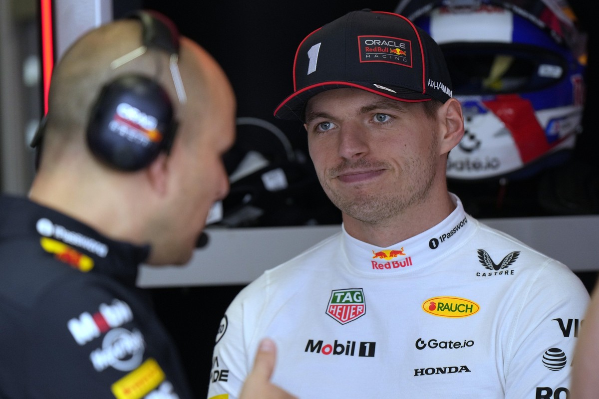 17.05.2025, Italien, Imola: Motorsport: Formel-1-Weltmeisterschaft, Grand Prix der Emilia-Romagna, Qualifying. Der niederländische Red-Bull-Pilot Max Verstappen steht vor dem Qualifying in der Garage. ...
