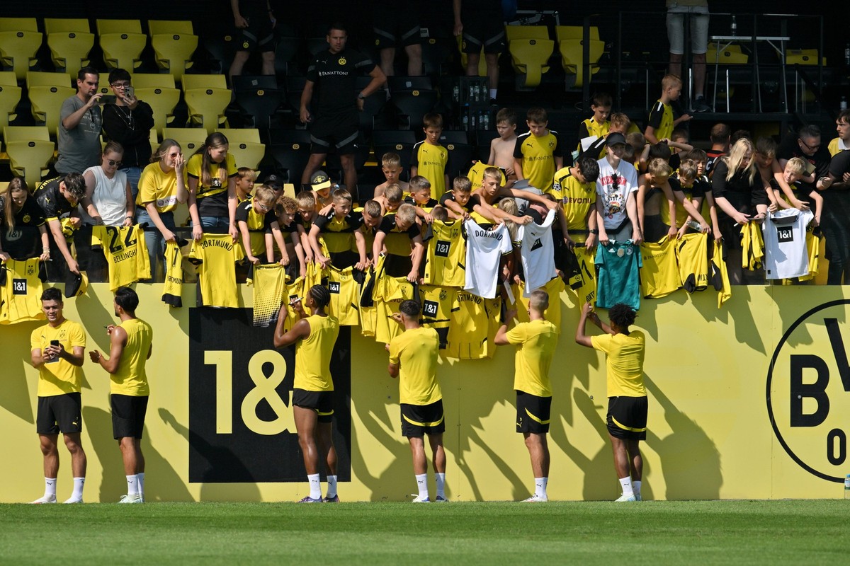 Die BVB Spieler geben nach dem Training den Fans Autogramme 27.08.2024, Fussball Saison 2024/2025, 1. Bundesliga, Training Borussia Dortmund Dortmund Jugendstadion Nordrhein Westfalen Deutschland ***  ...