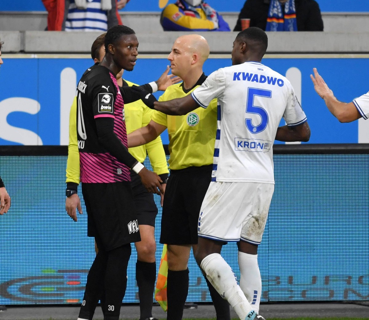 Spielabbruch in Duisburg wegen eines Rssistischem Vorfalls - Aaron Opoku, links, wird rassistisch beleidigt, Schiedsrichter Nicolas Winter und Leroy Kwadwo MSV Duisburg, re., versuchen zu beruhigen 19 ...