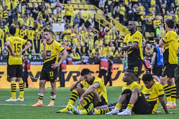 27.05.2023, Nordrhein-Westfalen, Dortmund: Fu�ball: Bundesliga, Borussia Dortmund - FSV Mainz 05, 34. Spieltag, Signal Iduna Park. Borussia Dortmund Spieler nach dem Spiel. WICHTIGER HINWEIS: Gem�� de ...