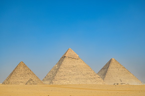 02.03.2023, Ägypten, Gizeh: Gesamtansicht der Pyramiden von Gizeh Menkaure (l-r), Chephren und Cheops. Ein internationales Forschungsteam hat in der berühmten ägyptischen Cheops-Pyramide von Gizeh ein ...