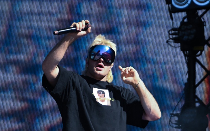 09.09.2023, Berlin: Der Rapper Ski Aggu steht beim Lollapalooza Festival Berlin auf dem Gelände des Olympiastadions auf der Bühne. Foto: Britta Pedersen/dpa +++ dpa-Bildfunk +++